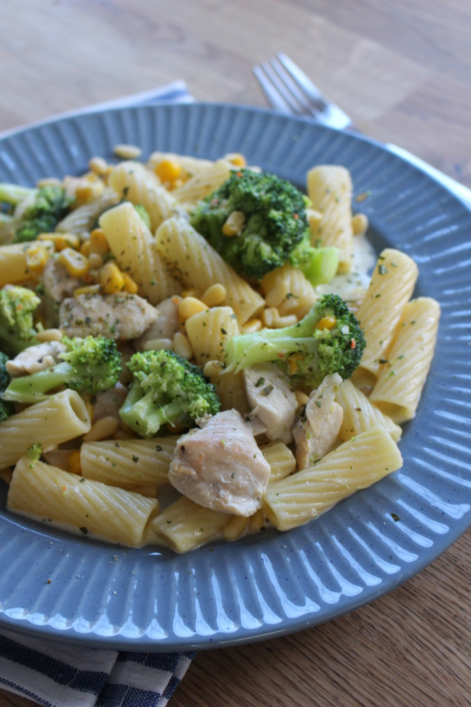 Penne mit Hähnchen, Brokkoli und Mais