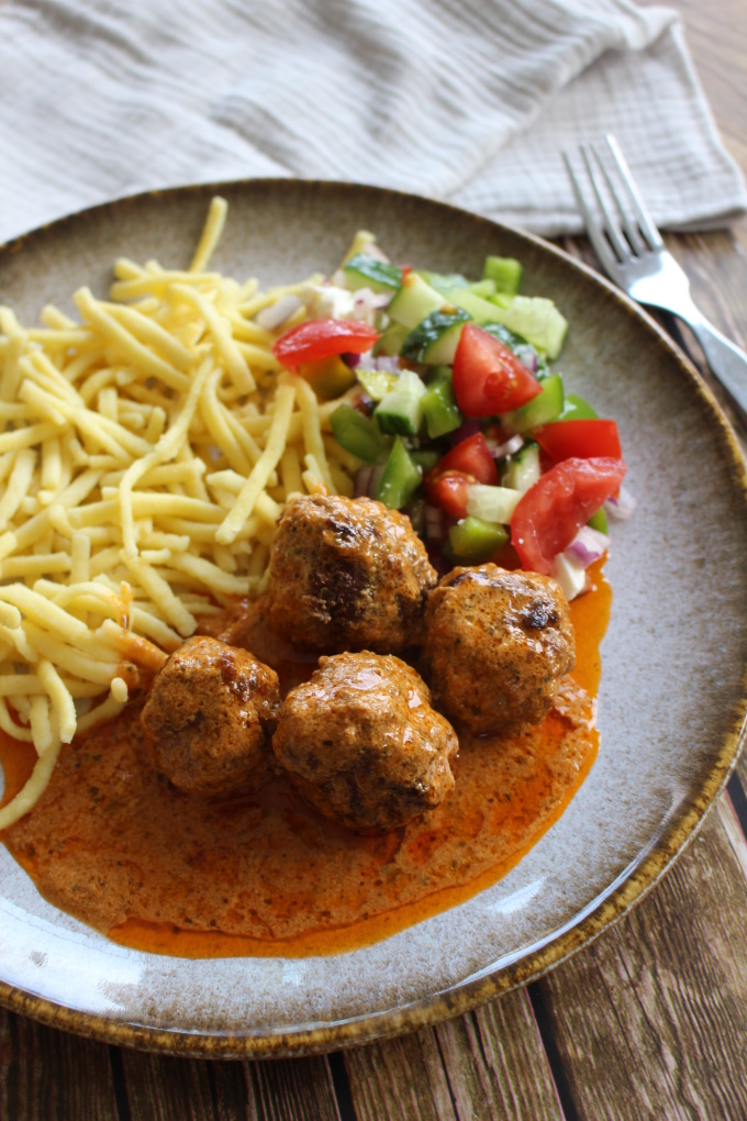 Hackbällchen in Tomaten-Sahne-Sauce - Rezept