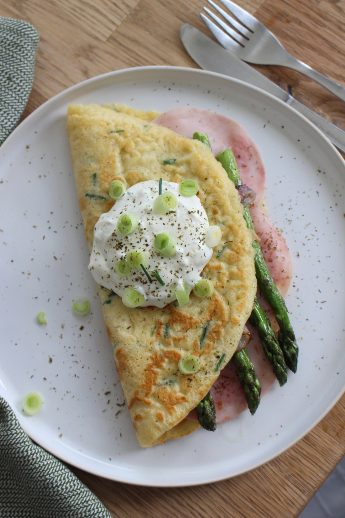 Schnittlauchpfannkuchen mit Spargel