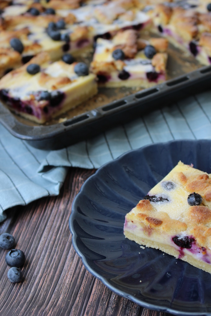 Blaubeer-Joghurt-Kuchen mit Marzipanstreuseln