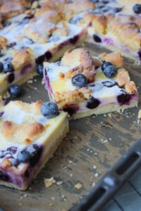 Blaubeer-Joghurt-Kuchen mit Marzipanstreuseln