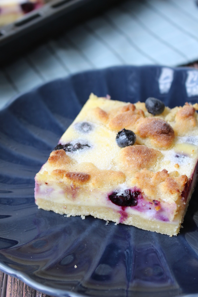 Blaubeer-Joghurt-Kuchen mit Marzipanstreuseln