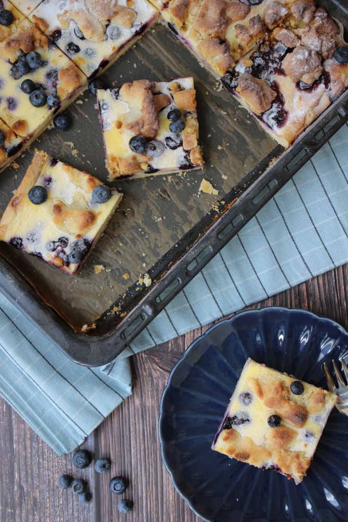 Blaubeer-Joghurt-Kuchen mit Marzipanstreuseln