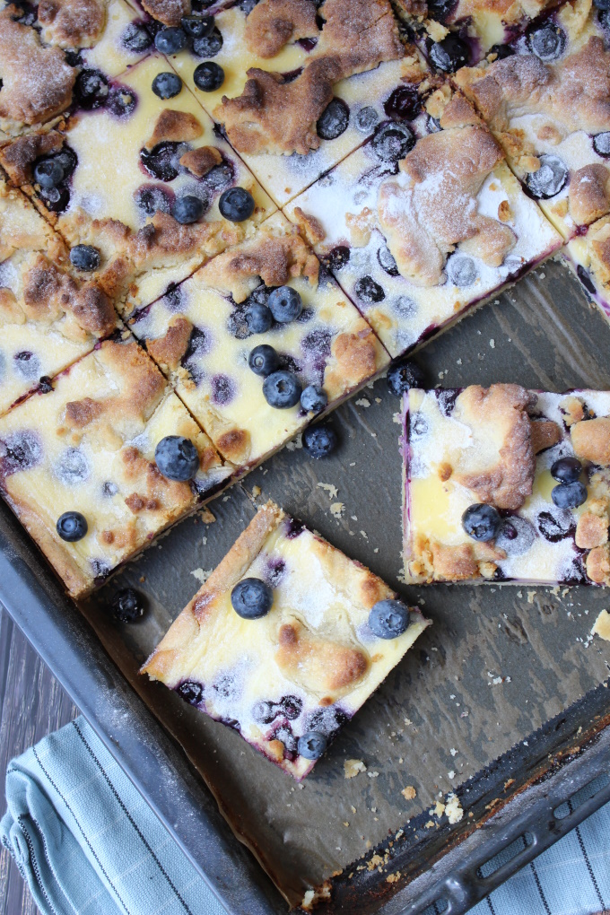 Blaubeer-Joghurt-Kuchen mit Marzipanstreuseln