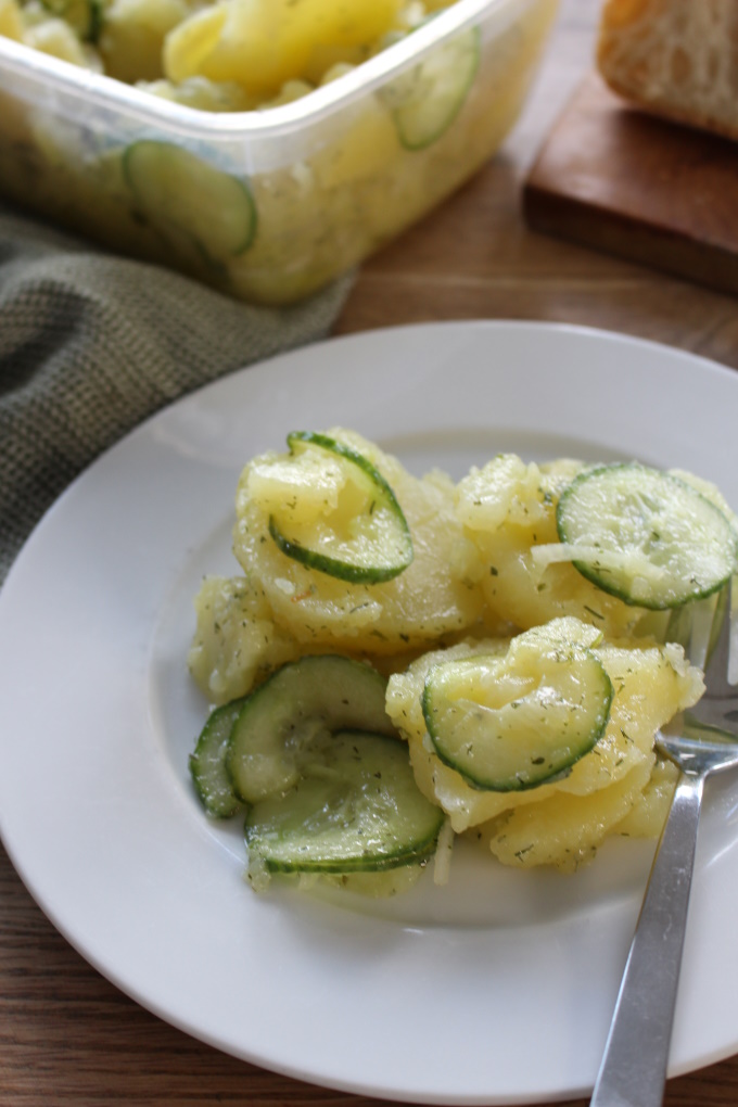 Kartoffelsalat mit Salatgurke und Dill