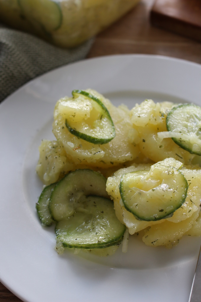 Kartoffelsalat mit Salatgurke und Dill