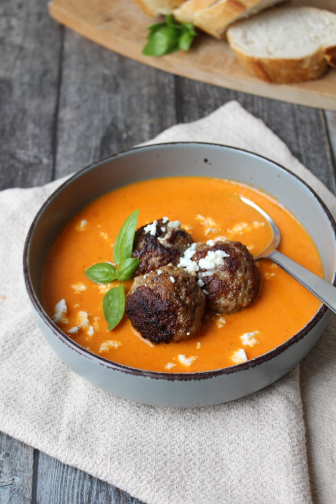Paprikacremesuppe mit Feta-Hackbällchen - Rezept für 4 Teller