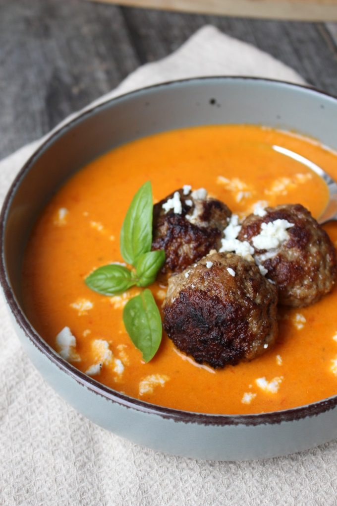 Paprikacremesuppe mit Feta-Hackbällchen