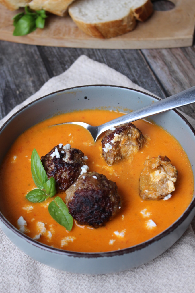 Paprikacremesuppe mit Feta-Hackbällchen