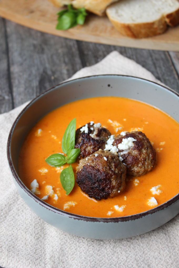 Paprikacremesuppe mit Feta-Hackbällchen