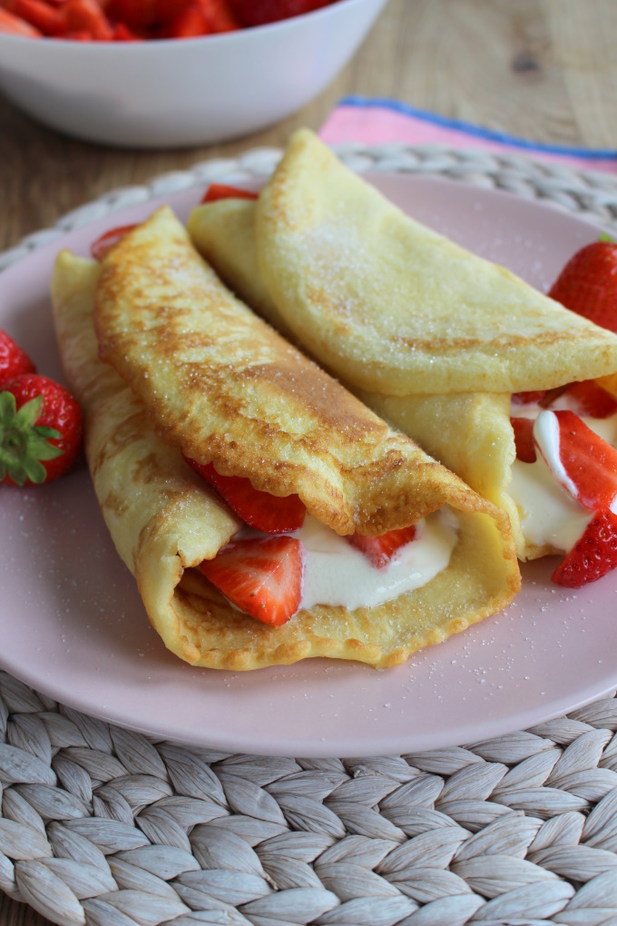 Pfannkuchen mit Erdbeeren und Sahnequark