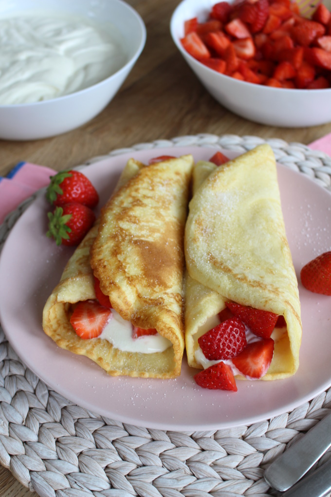 Pfannkuchen mit Erdbeeren und Sahnequark