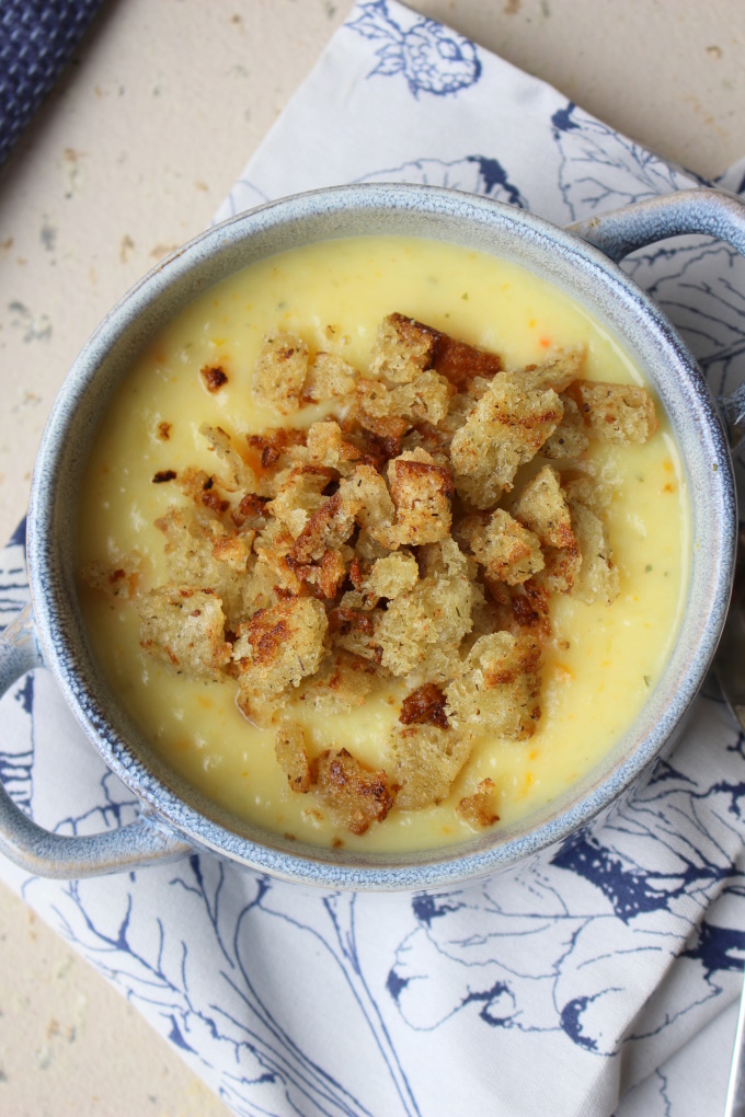 Kartoffelsuppe mit Kräutercroutons - Rezept für 4 Portionen