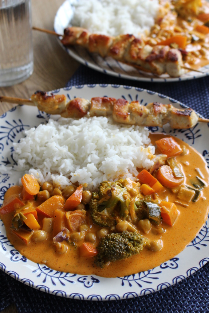 Kürbis-Curry mit Hähnchenspießen