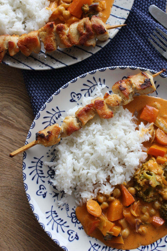 Kürbis-Curry mit Hähnchenspießen
