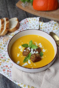 Kürbiscremesuppe mit Falafel und Feta