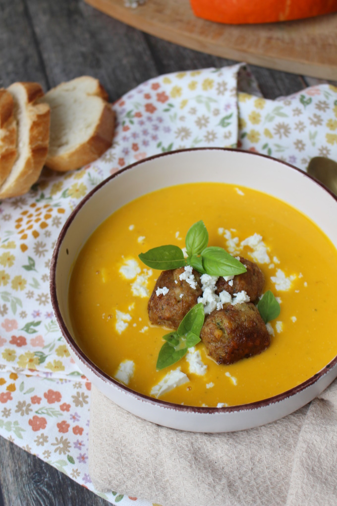 Kürbiscremesuppe mit Falafel und Feta