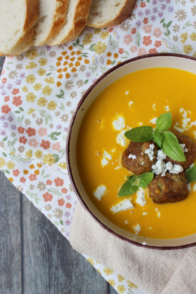 Kürbiscremesuppe mit Falafel und Feta