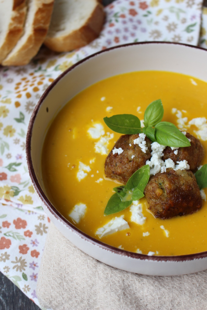 Kürbiscremesuppe mit Falafel und Feta