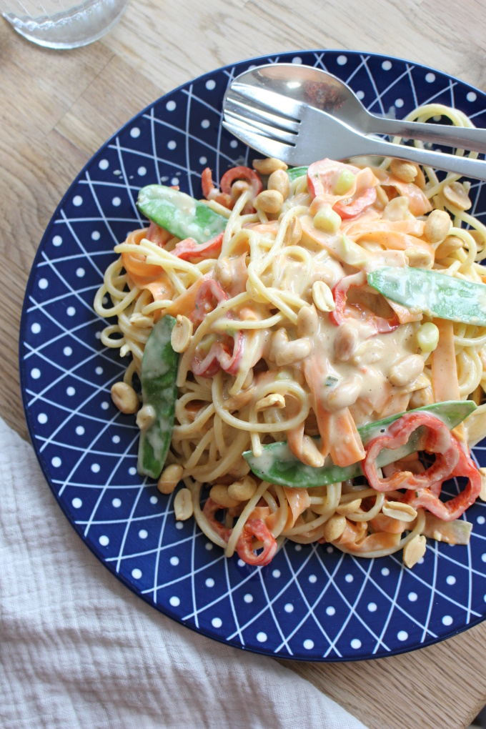 für 4 (große) Portionen:
500 g Nudeln (z.B. Spaghetti oder Linguine)
3 Frühlingszwiebeln
1 rote Paprika
eine Hand voll geröstete Erdnüsse
2 Möhren
2-3 EL Erdnussbutter
100 ml Sahne
1 l Gemüsebrühe
Salz, Pfeffer, Chiliflocken
Spritzer Limettensaft
ggf. Chili