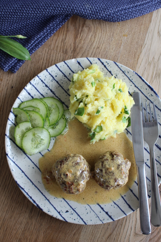 Bärlauch-Kartoffelstampf mit Rahm-Frikadellen