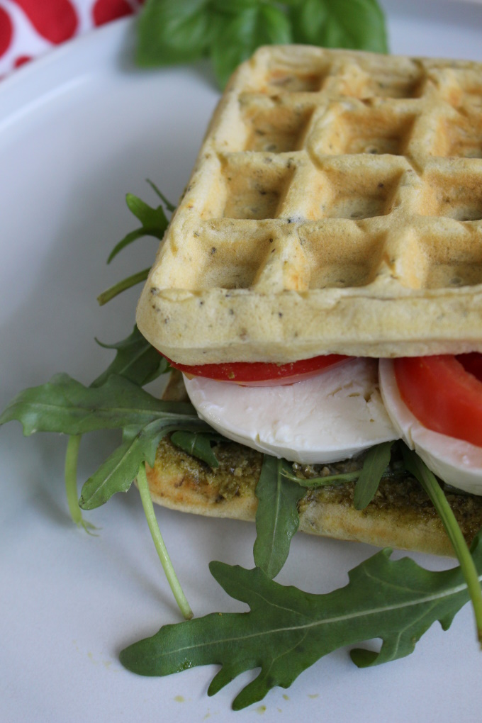 Waffel-Sandwich Caprese