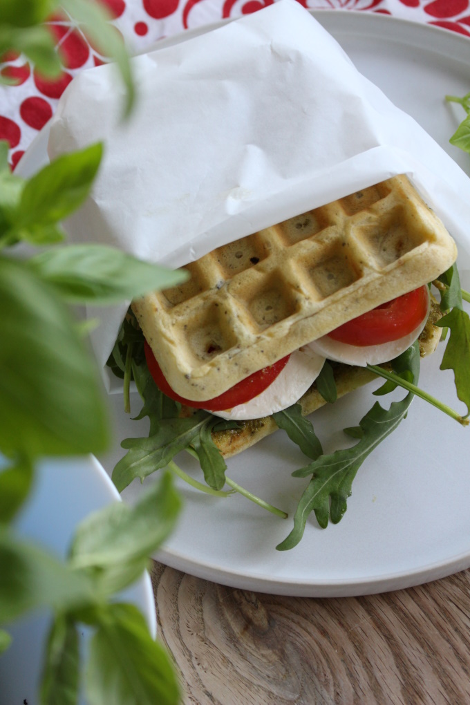Waffel-Sandwich Caprese