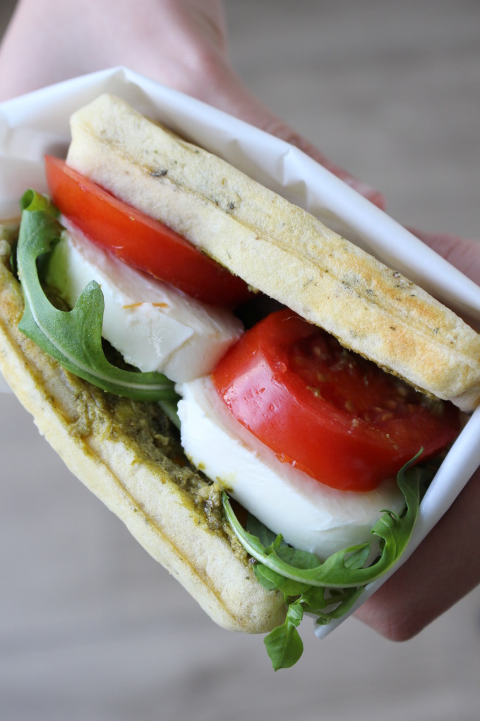 Waffel-Sandwich Caprese