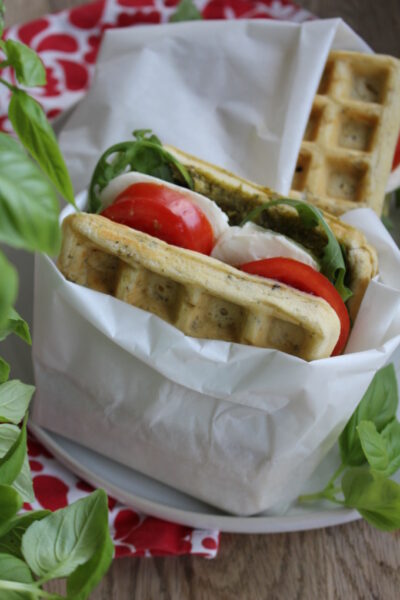 Waffel-Sandwich Caprese