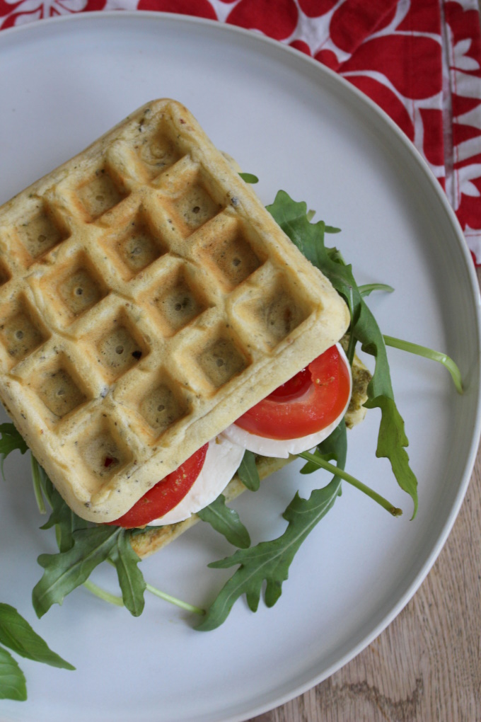 Waffel-Sandwich Caprese