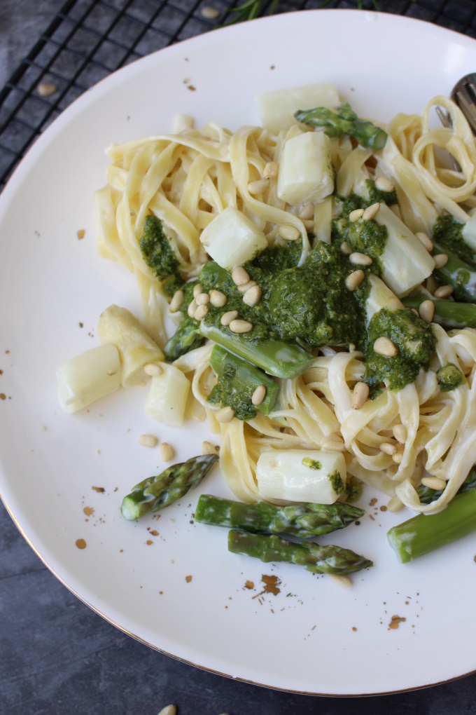 Pasta mit Spargelragout und Kräuterpesto