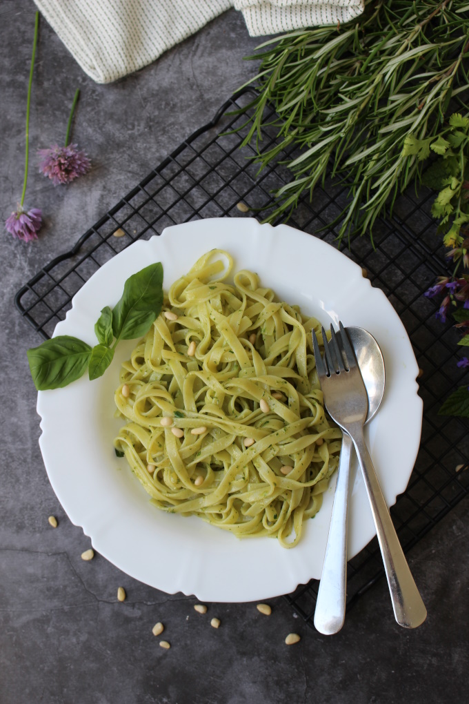 Pasta mit Spargelragout und Kräuterpesto