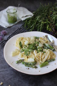 Pasta mit Spargelragout und Kräuterpesto