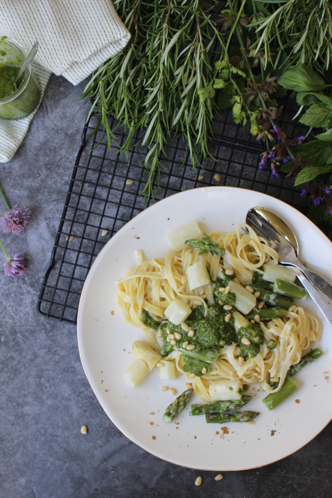 Pasta mit Spargelragout und Kräuterpesto