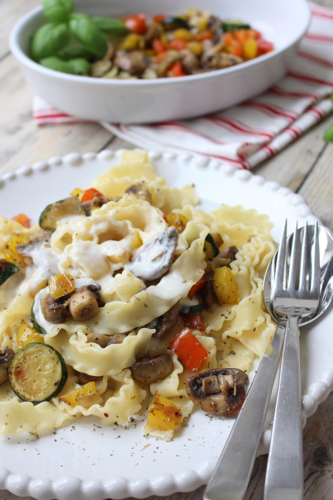 Gemüse mit Parmesan-Sahne-Creme auf Bandnudeln