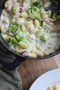 Gnocchi in Brokkoli-Schinken-Sahne-Sauce - schnelles Rezept
