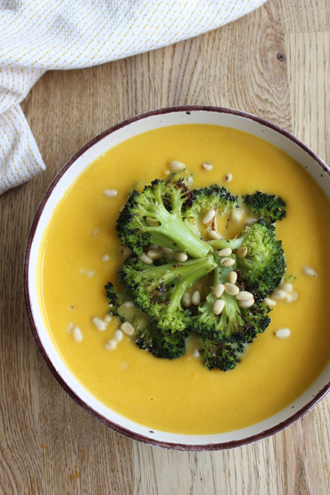 Möhrencremesuppe mit geröstetem Brokkoli