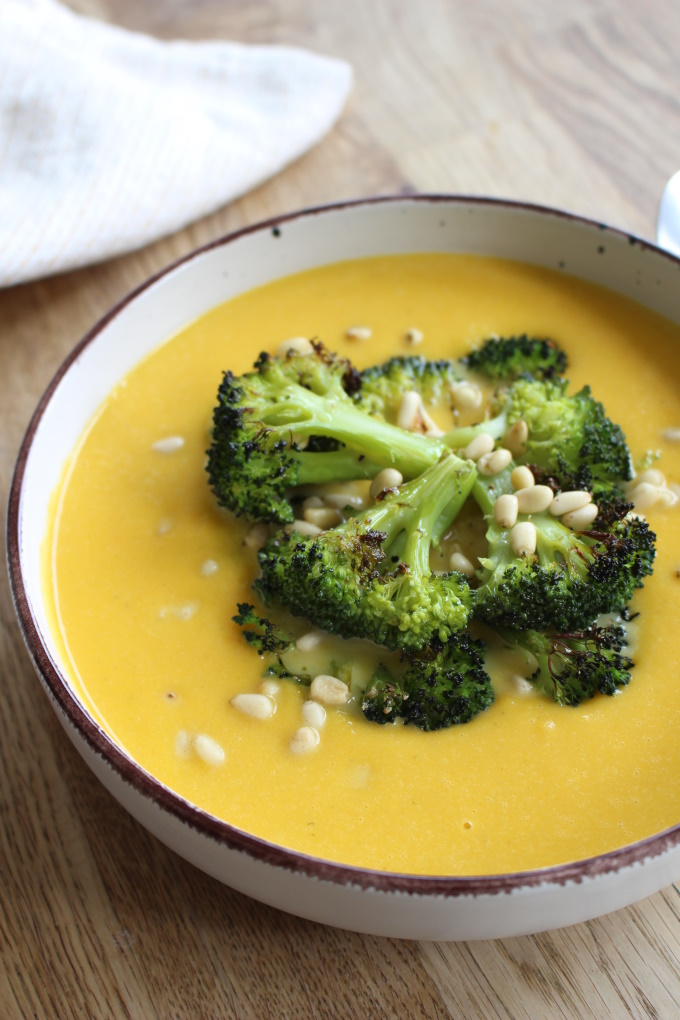 Möhrencremesuppe mit geröstetem Brokkoli