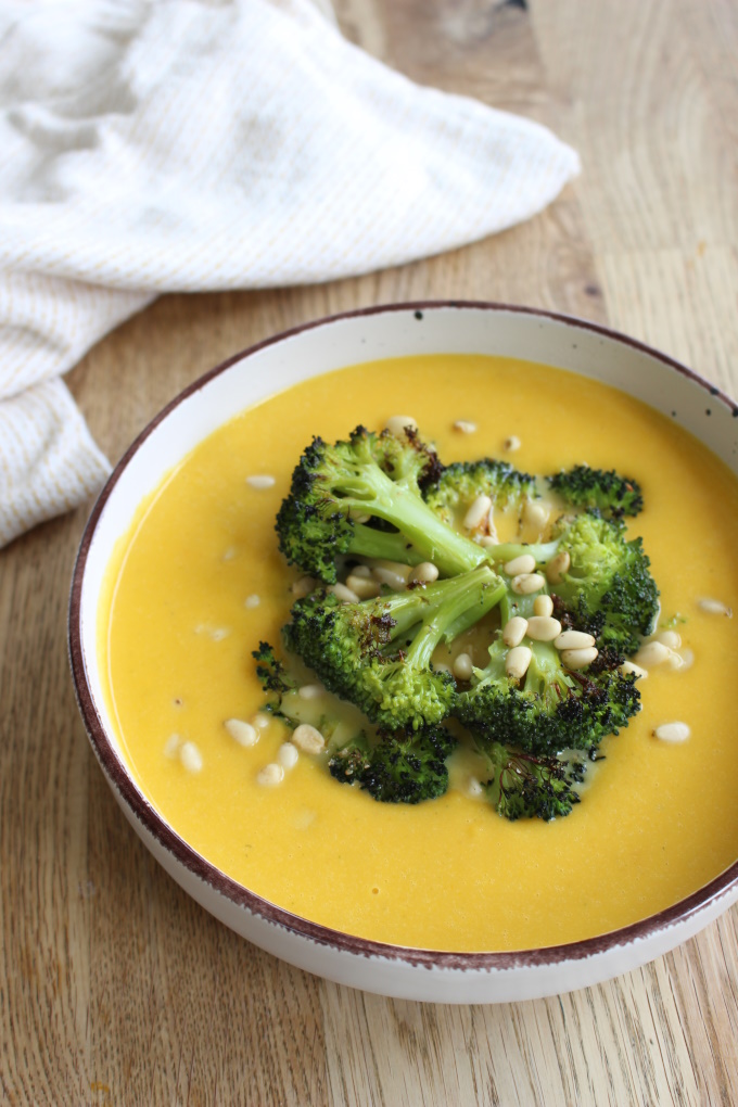 Möhrencremesuppe mit geröstetem Brokkoli