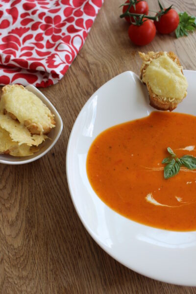 Frische Tomatensuppe - Rezept mit nur 2 Zutaten