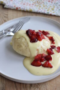 Hefekloß mit Pflaumenkompott und Vanillesauce