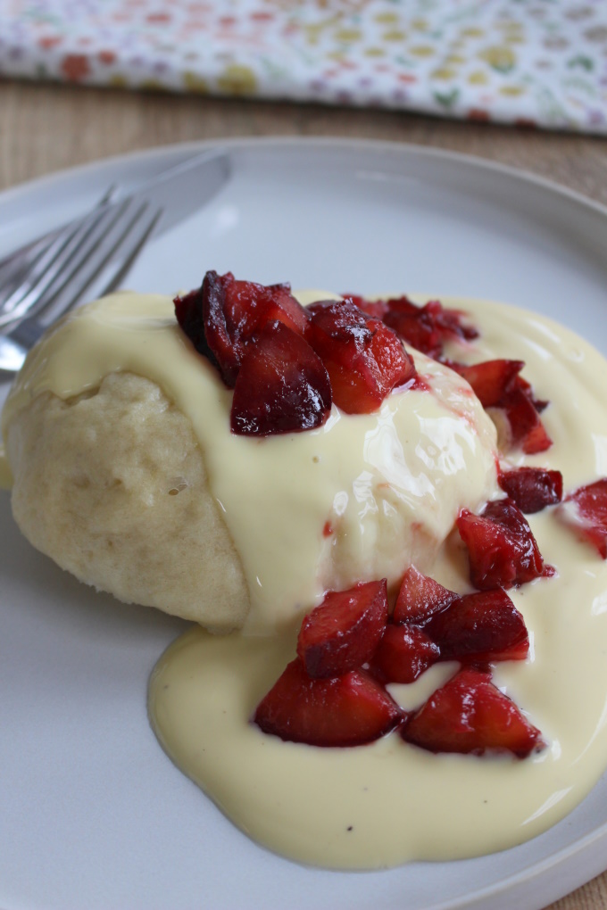 Hefekloß mit Pflaumenkompott und Vanillesauce