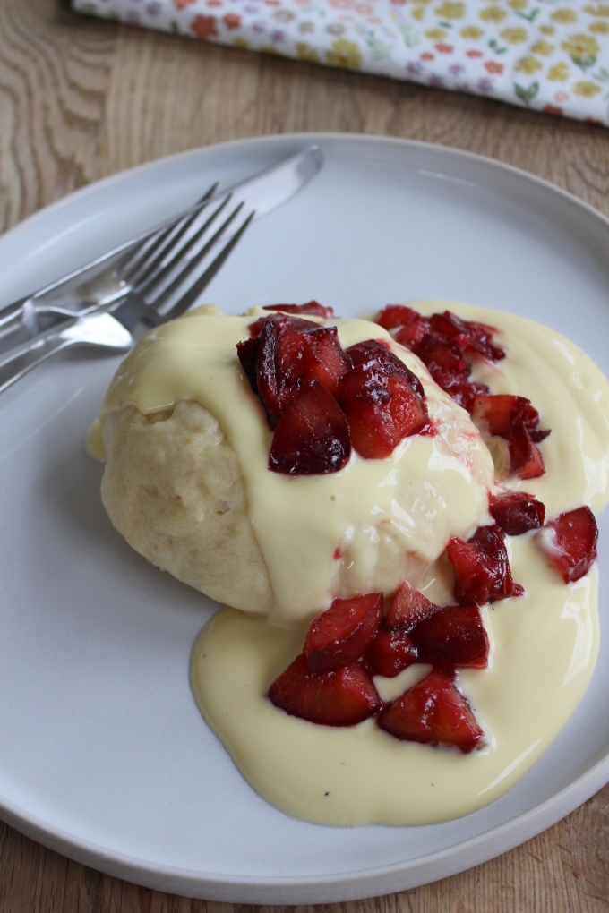 Hefekloß mit Pflaumenkompott und Vanillesauce