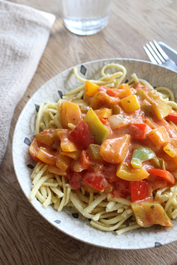 Spätzle mit Paprika in Tomaten-Sahne-Sauce