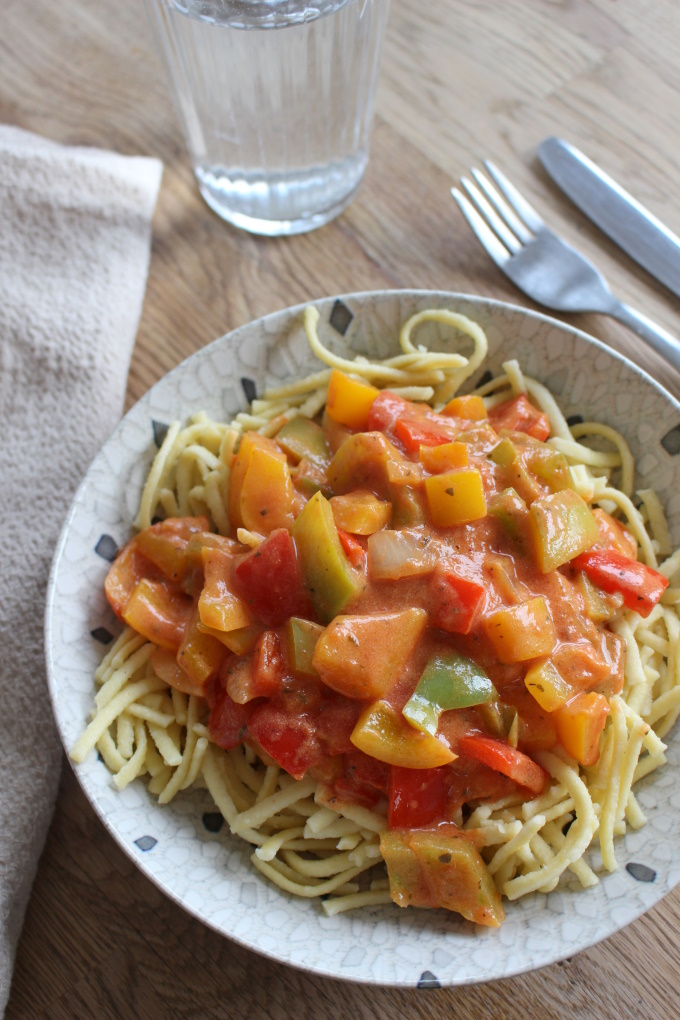 Spätzle mit Paprika in Tomaten-Sahne-Sauce