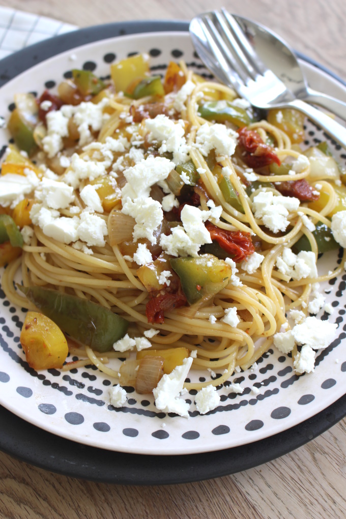 Pasta mit Paprika, Feta und Honig